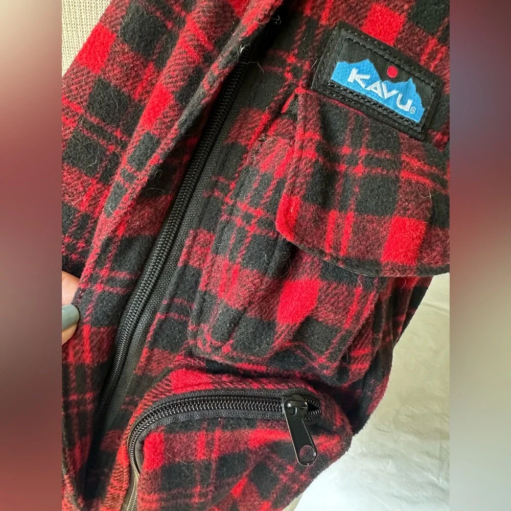 Kavu Black and Red plaid sling bag, NWOT - Picture 4 of 9